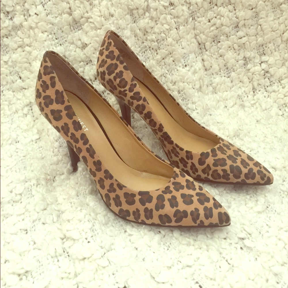 Leopard print pumps